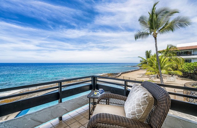 Casa De Emdeko 219 2 Bdrm DIRECT Ocean Front CORNER unit, Wrap around Lanai!