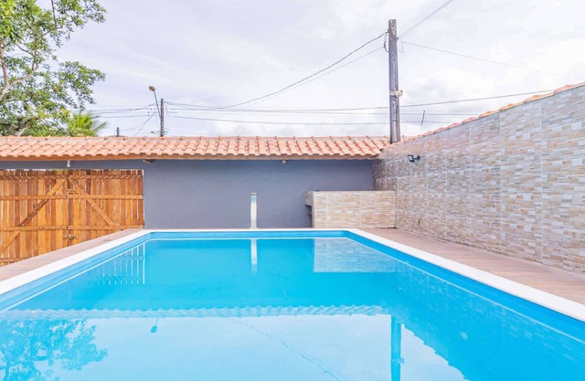 Casa em Bertioga com piscina a 700m da praia