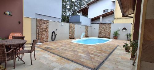 Casa em Condomínio com Piscina e Lago em UBATUBA
