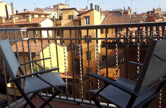 Casa nel Paradiso, apartment with balcony-historic center/Pratello