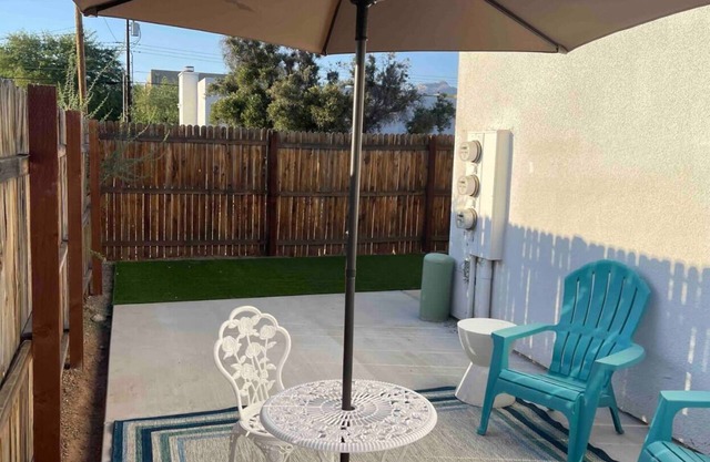 Casita C: Private yard, grill, outdoor dining and seating area