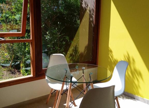 casita moderna frente al bosque