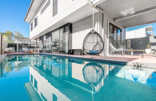 Catalinas - Byron Bay villa near beach with pool