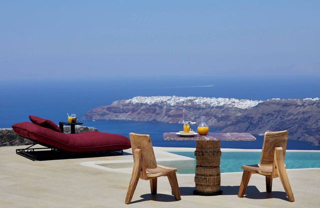 Cavalieros Honeymoon Villa with heated pool and caldera view