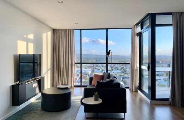 CBD Stunning High Floor View - FREE Parking FREE Netflix FREE Gym FREE Pool FREE Sauna FREE Coffee