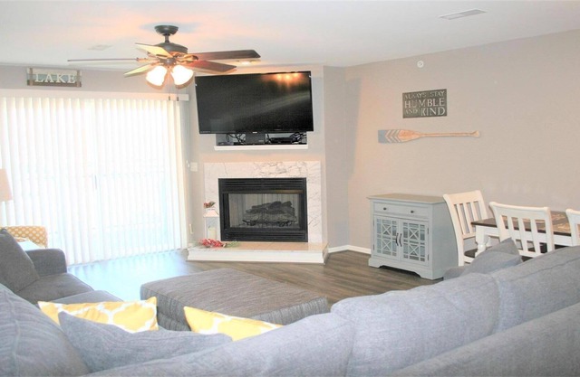 Cedar Glen, No steps, beautiful lake view, close to Ball Park and golf courses