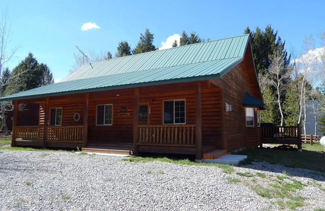 Cedar Rest is a Charming Cabin Just 17 Miles From Gates Of Yellowstone