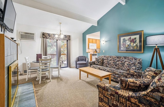 Cedarbrook Deluxe Two Bedroom Suite 1st floor w/outdoor heated pool 19110