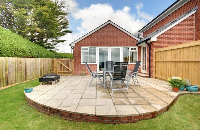 Cedars Lodge - One Bedroom House, Sleeps 2