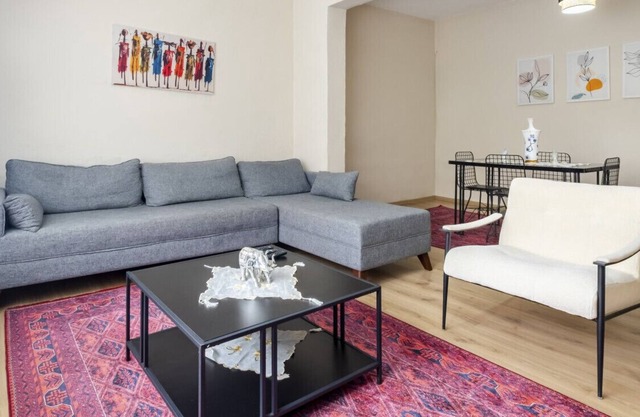Central flat, 5 min to Trump, 10 min to Zorlu