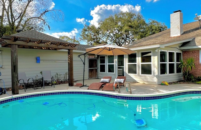 Centrally-loc. Luxury in Houston, Big Heated Pool, Sunroom, Billiards, Sleeps16