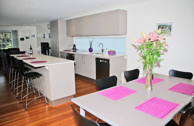 Cerulean Blue Combo, 5 bedrooms *Sleeps 12* walk to cafes and beach