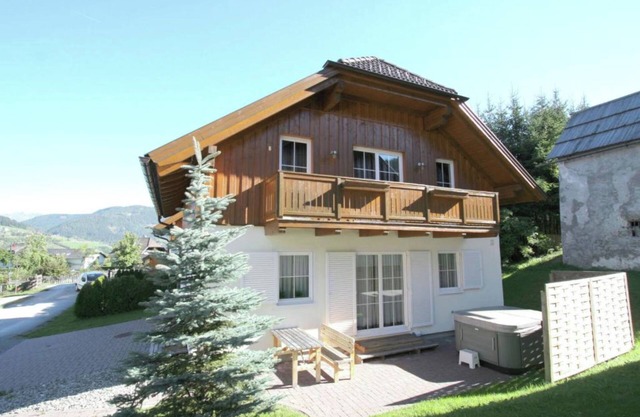 Chalet with sauna, hot tub and summer charm