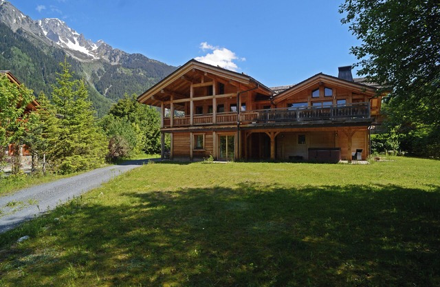 Chalet 5 * 5 en suite bedrooms sauna jacuzzi