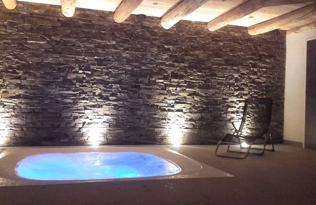 Chalet 6/9 places. Jacuzzi, sauna, fireplace, ideal location for hiking.