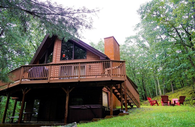 Chalet Cabin at Lake Wallenpaupack-Hot Tub-Firepit-Pool Table-Privacy-sleeps 14