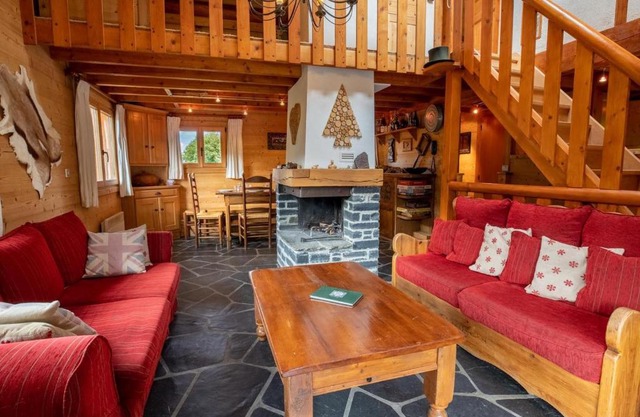 Chalet chaleureux près du centre avec cheminée et vue montagne - FR-1-688-4