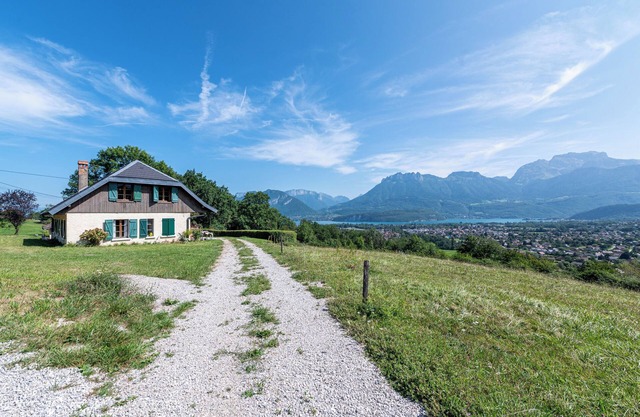 Chalet 'Des Bruyères' with Lake View, Private Terrace and Wi-Fi