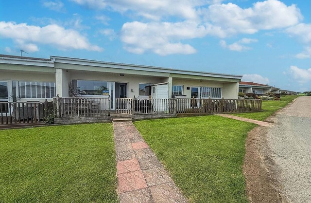 Chalet for hire at Rainbows End near a beautiful Norfolk beach ref 31039R