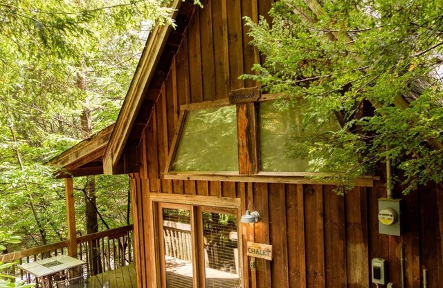 Chalet: Luxury Suite with Exclusive Hot Tub near Natural Bridge