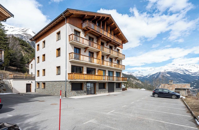Chalet 'Près Du Mélèze' with Mountain View, Shared Garden and Wi-Fi
