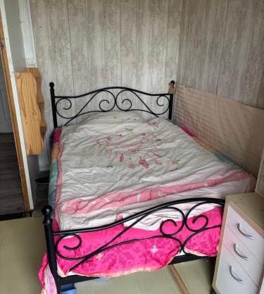Chambre simple avec un lit double à Orly ville