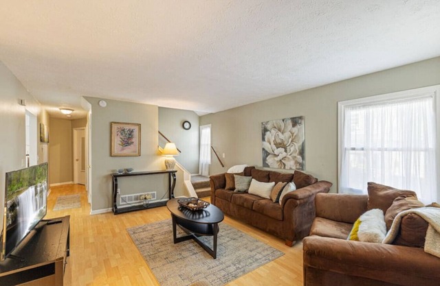 Charlotte Charmer - 3 Bdrm.