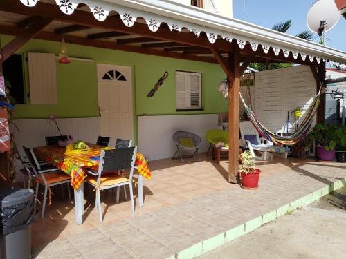 Charmant T2 climatisé avec terrasse, à 5 mn des belles plages de Ste Anne
