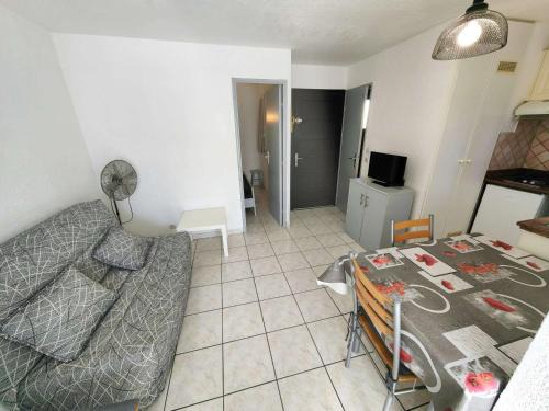 Charmant T2 en Pinède avec parking, véranda et terrasse, à 900m de la plage, idéal pour 4 personnes - FR-1-607-41
