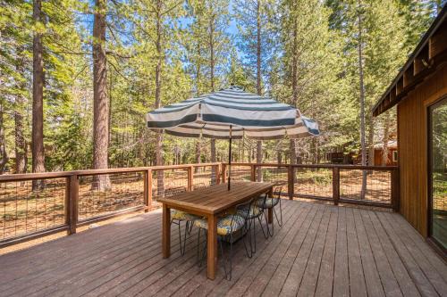 Charmed Cabin at Tahoe Donner by Tahoe Getaways - 2BR w HOA Access