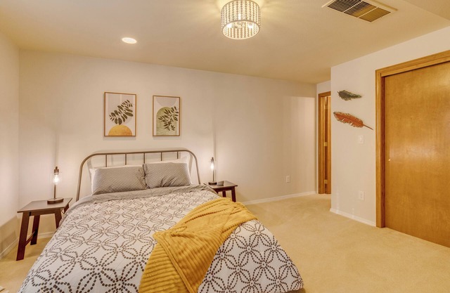 Charming 1-bdrm walkout basement suite with AC, WiFi in lovely Colorado Springs