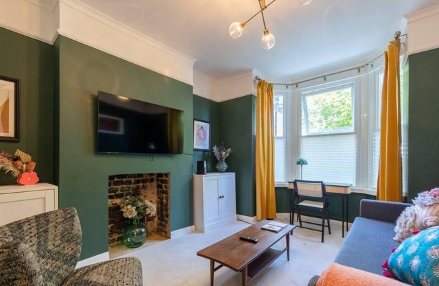 Charming 1 Bedroom Apartment in Shepherds Bush with Patio Area