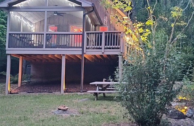 Charming 1-bedroom cabin with loft on Stoney Creek in Beautiful Bedford County