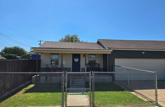 Charming 1-bedroom house with garage in North Lubbock. Access to TTU & Medical.