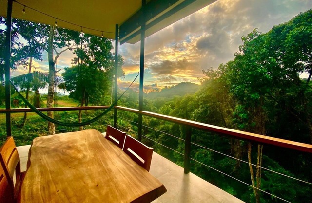 Charming 2-bdrm in Dominical, walking distance waterfalls, the beach, yoga, cafe