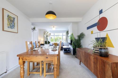 Charming 2-Bed Home in Stonehouse