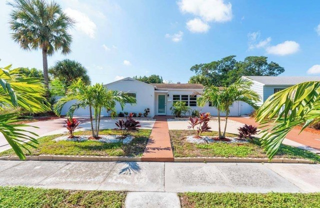 Charming 2-bedroom house in enchanting West Palm Beach with AC, WiFi