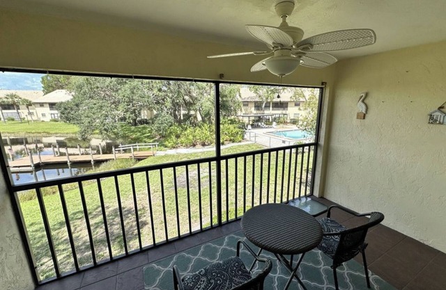 Charming 2-bedroom condo with AC, WiFi, in Venice, 2 miles from Venice Island.