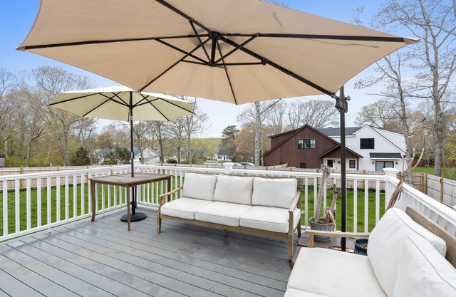 Charming 2BR Dog-Friendly Near Sagamore Beaches - Large Yard, Modern Kitchen, Central Air, Smart TVs