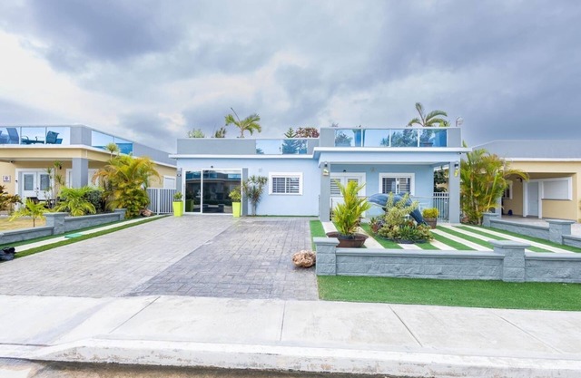 Charming 3-bedroom house with fitness room and AC in Saint Ann's Bay