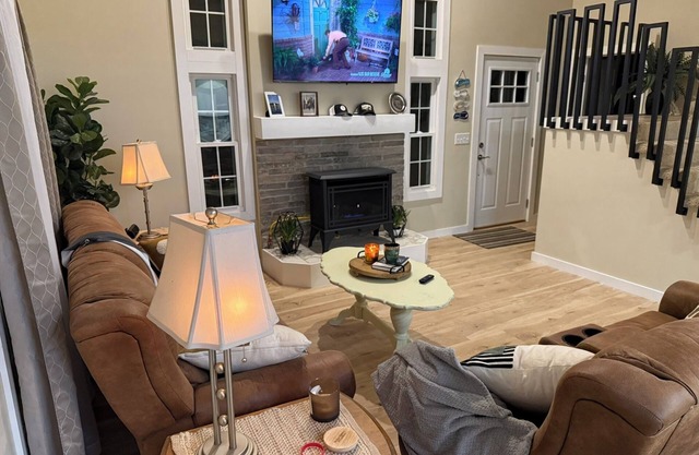 Charming 3-bedroom house with AC, WiFi Large Yard, Close to Lake