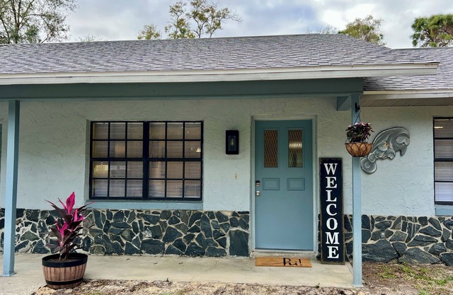 Charming 3-bedroom house, sleeps 8, minutes from Three Sisters in Crystal River