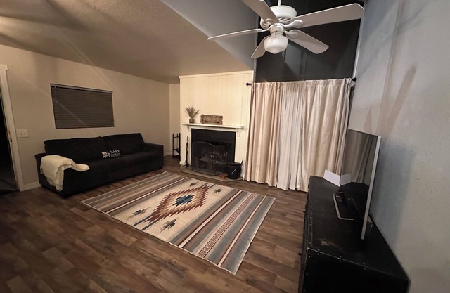 Charming 3-bedroom house in Oakshores with AC by the lake