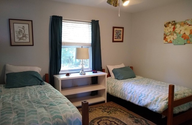 Charming 3 BR/2 BA 1.5 miles to Downtown Fairhope!