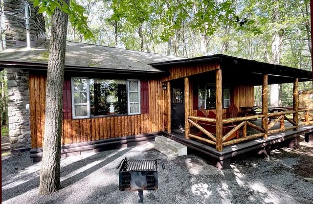 Charming 3 BR Log Cabin in the Poconos