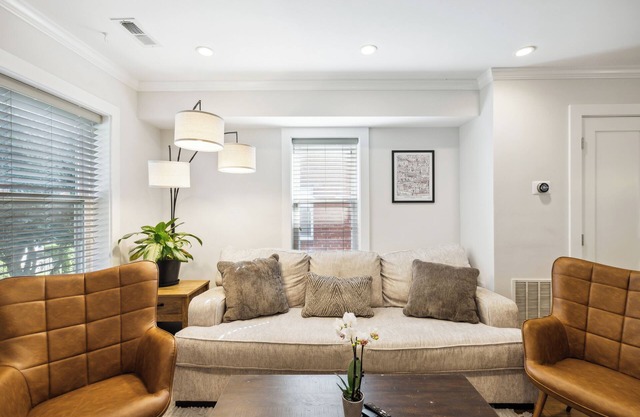 Charming 3BR Townhome w/Free Parking