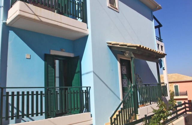Charming 4-bed House in Nikiana