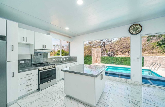 Charming 4-bedroom with Pool WiFi & AC in 27 de Abril 20 minutes from the beach