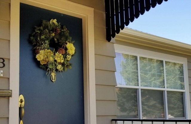 Charming and Convenient! No cleaning fee. Sleeps 6.