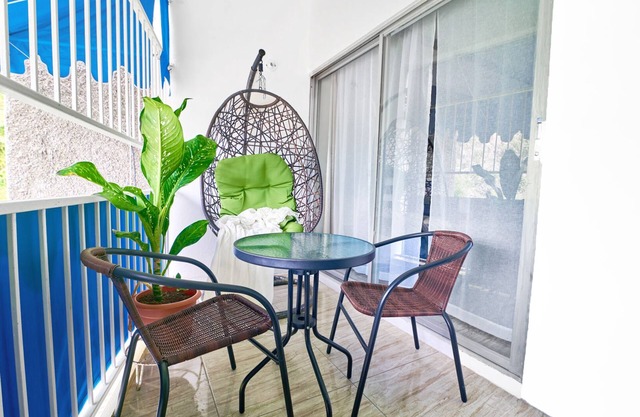 Charming apt - 5 mins to Bob Marley Week festivities @ The Bob Marley Museum